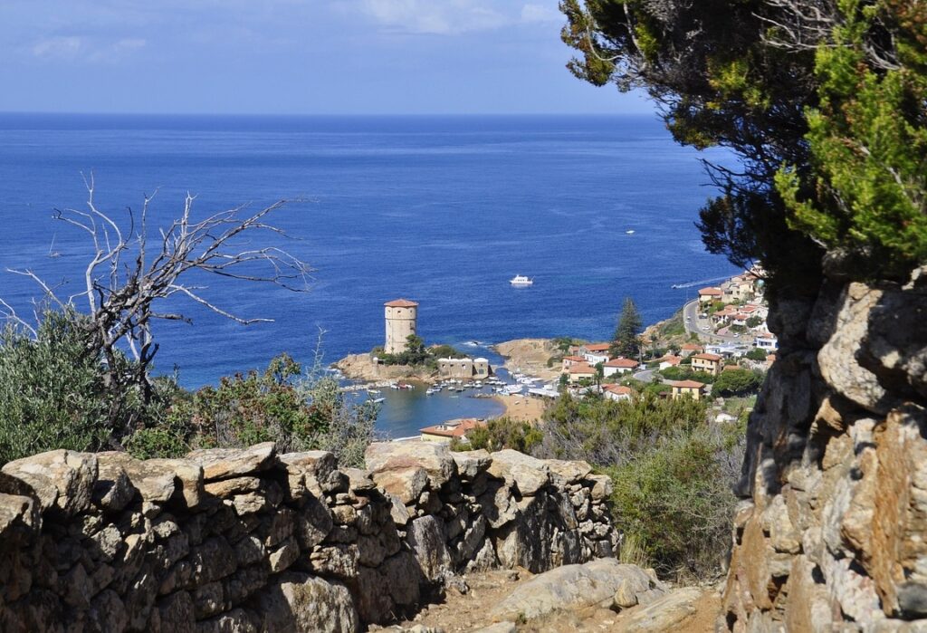 Vacanza all'Isola del Giglio: come prenotare il traghetto